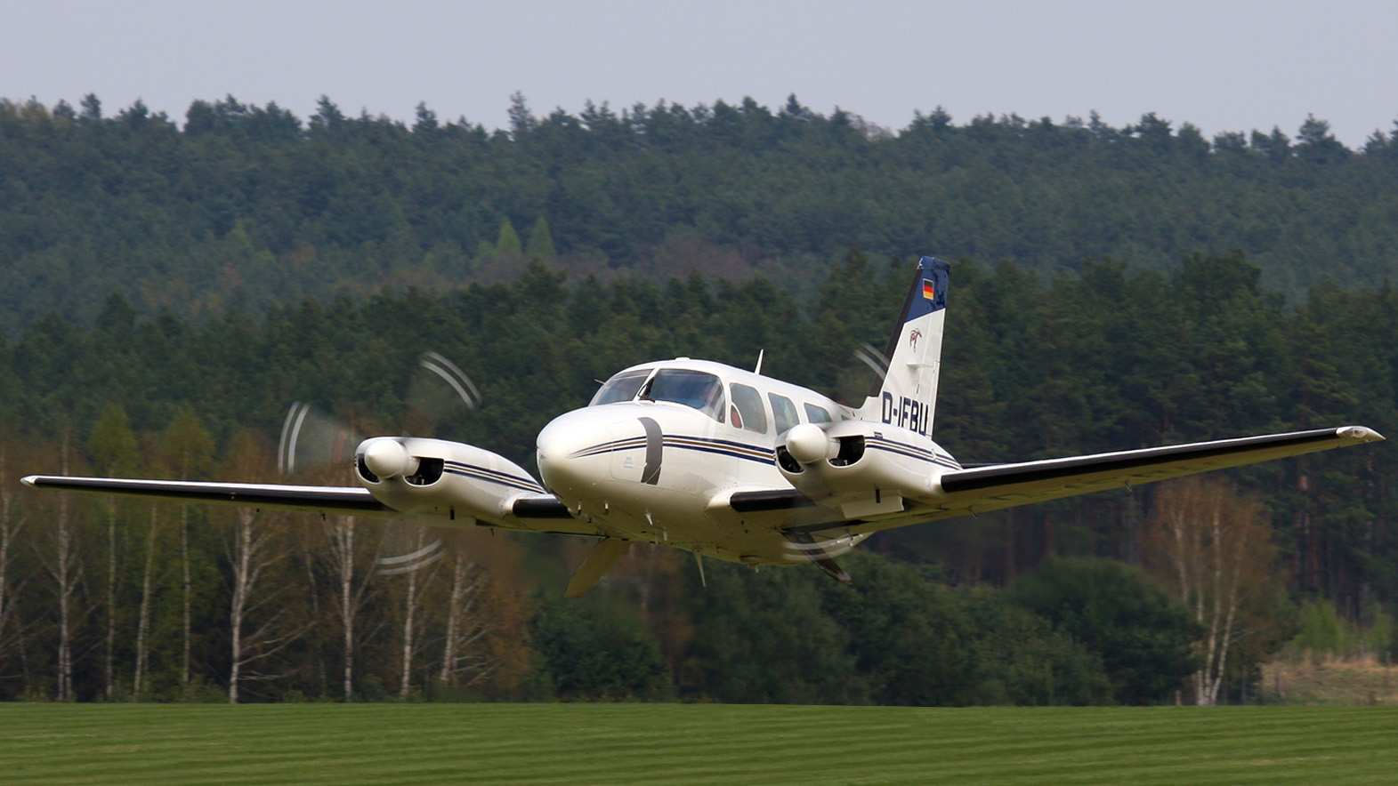 PIPER PA-31 NAVAJO CHIEFTAIN PIPER PA-31 NAVAJO CHIEFTAIN